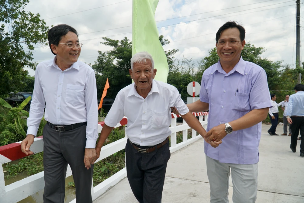 Các đại biểu trò chuyện cùng người dân trong ngày khánh thành cầu. Ảnh: BẢO PHƯƠNG