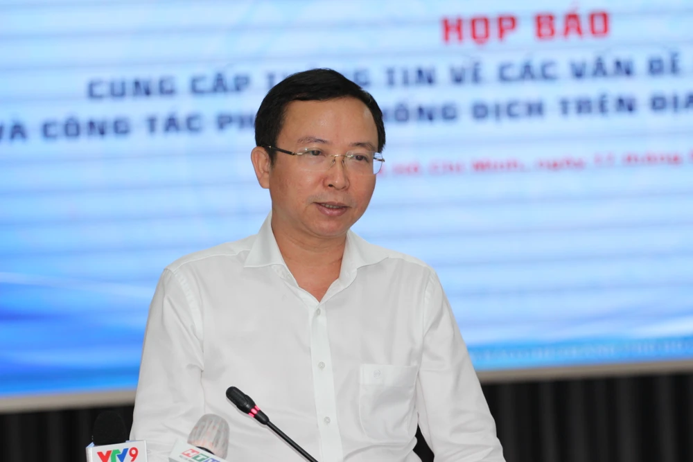 Chánh văn phòng UBND TP.HCM Đặng Quốc Toàn thông tin về việc mở cửa tham quan trụ sở HĐND và UBND TP.HCM. Ảnh: NGUYỄN NHÂN