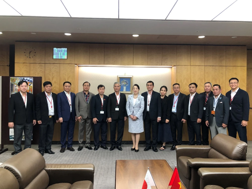 Đoàn đại biểu TP chào xã giao bà Asako Omi, Thứ trưởng Bộ Nội vụ và Truyền thông Nhật Bản. Ảnh: H.T