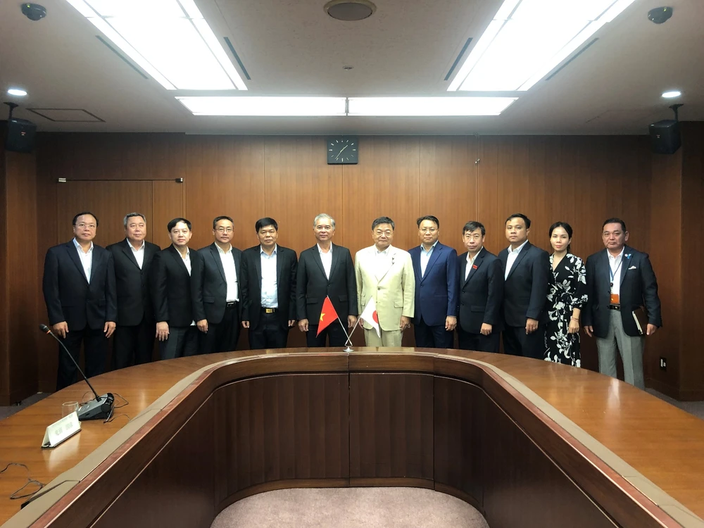 Đoàn đại biểu TP chào xã giao ông Furukawa Yasushi, Thứ trưởng Bộ Đất đai, Hạ tầng, Giao thông và Du lịch Nhật Bản. Ảnh: H.T