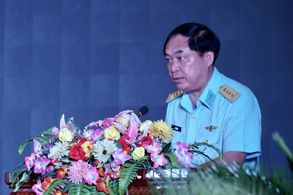 Đại tá Lê Văn Hợi, Chủ nhiệm Chính trị Sư đoàn 370, báo cáo tổng kết tại hội nghị. Ảnh: BẢO PHƯƠNG