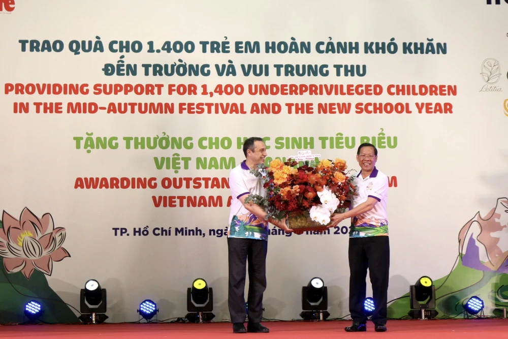 Ông Behzah Babakhani, Tổng Lãnh sự Canada tại TP.HCM tặng hoa cảm ơn ông Phan Văn Mãi, Chủ tịch UBND TP.HCM. Ảnh: THIỆN HỢP