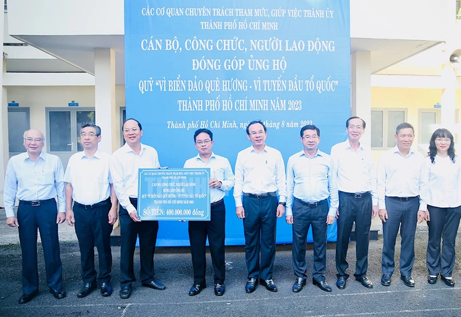 Bí thư Thành ủy TP.HCM Nguyễn Văn Nên cùng Thường trực Thành ủy, Ban Thường vụ Thành ủy tại lễ phát động đóng góp ủng hộ Quỹ "Vì biển đảo quê hương - Vì tuyến đầu Tổ quốc". Ảnh: Thanhuytphcm