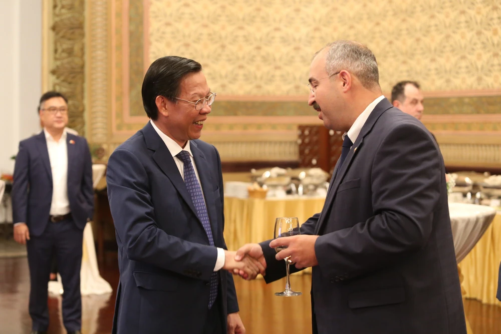 Chủ tịch UBND TP.HCM Phan Văn Mãi gặp gỡ các Tổng lãnh sự và đại diện các cơ quan nước ngoài tại TP.HCM. Ảnh: BẢO PHƯƠNG