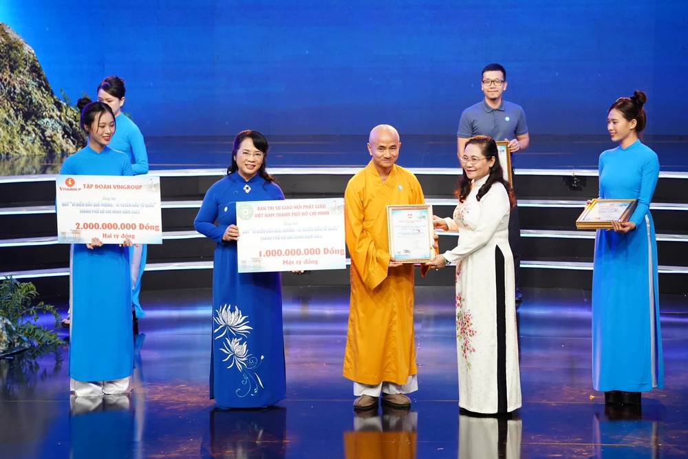 Chủ tịch Uỷ ban MTTQ Việt Nam TP Trần Kim Yến và Chủ tịch HĐND TP Nguyễn Thị Lệ tiếp nhận tượng trưng 1 tỉ đồng của Ban Trị sự Giáo hội Phật giáo TP.HCM. Ảnh: BẢO PHƯƠNG