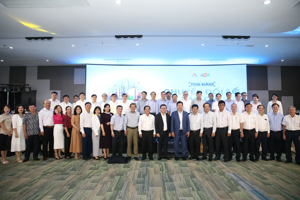 Các đại biểu tham dự chương trình.