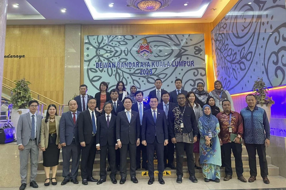 Đoàn đại biểu TP.HCM làm việc với chính quyền Thủ đô Kuala Lumpur. Ảnh: H.T