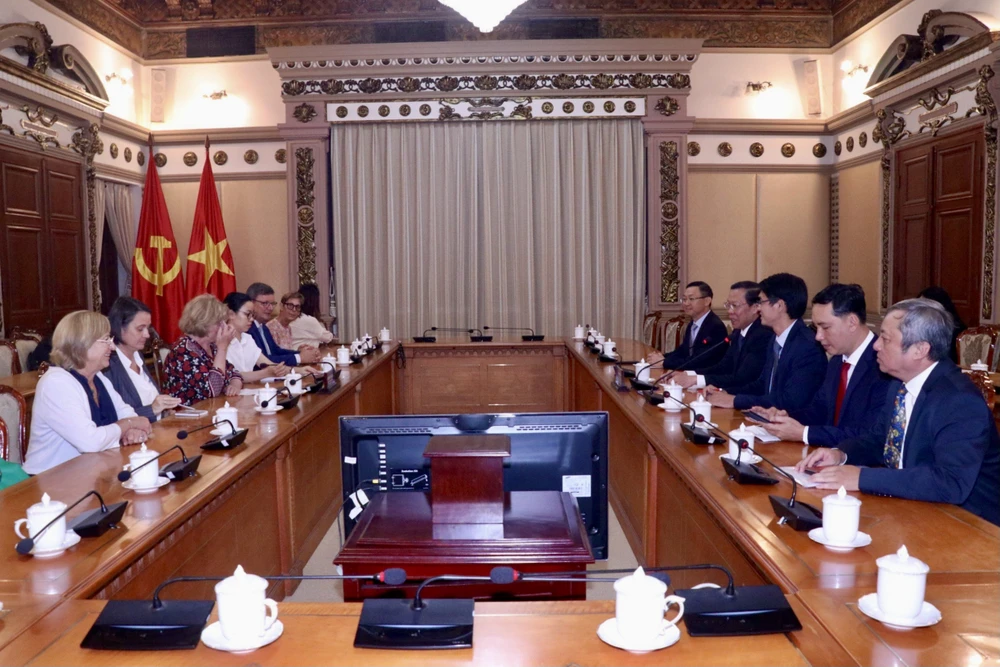 Chủ tịch UBND TP.HCM Phan Văn Mãi tiếp xã giao Thượng nghị sỹ Catherine Deroche, Chủ tịch Nhóm Nghị sỹ hữu nghị Pháp - Việt. Ảnh: X.K