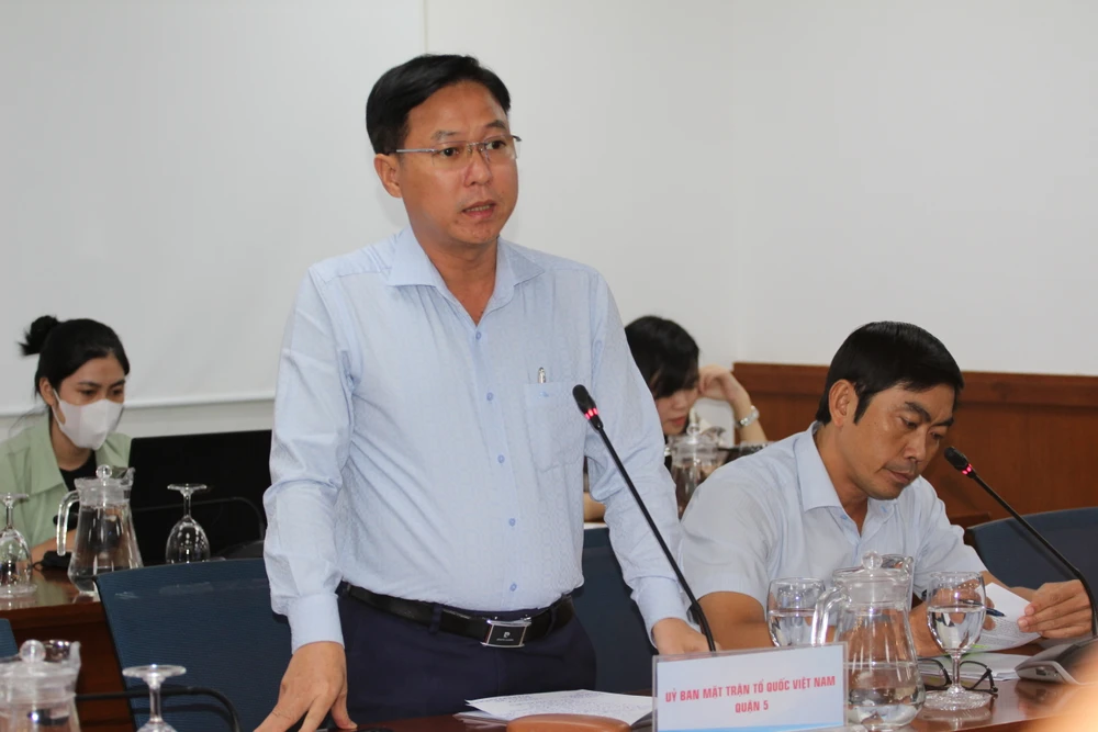 Ốp thảm cỏ nhựa quanh cột đèn.