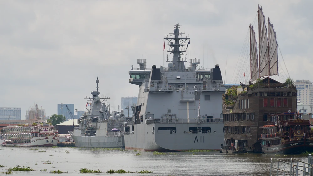 Tàu hải quân Hoàng gia New Zealand.