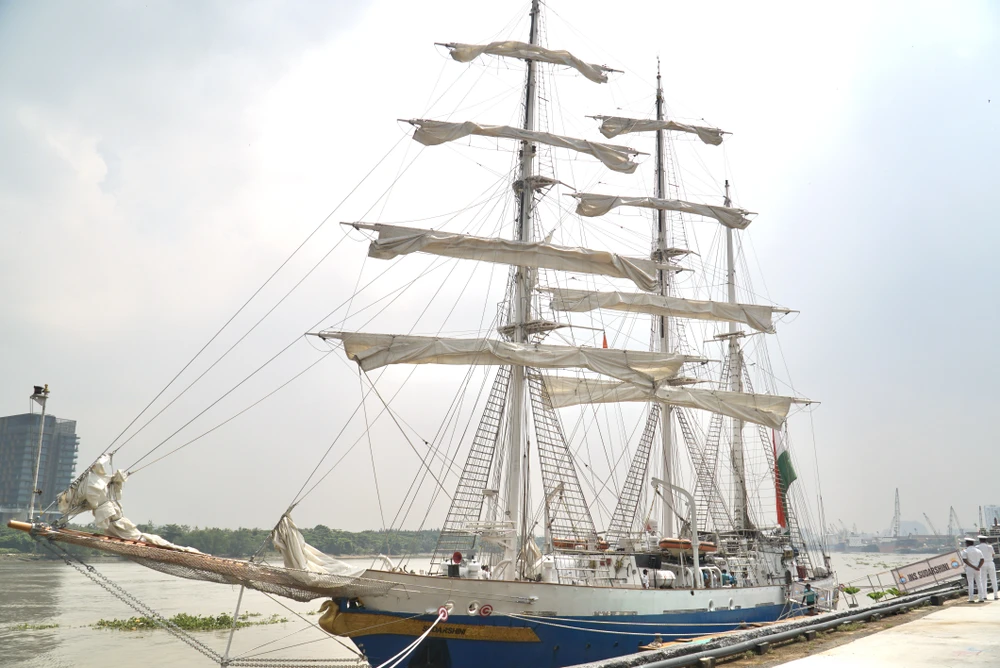 Tàu huấn luyện Hải quân Ấn Độ Sudarshini.