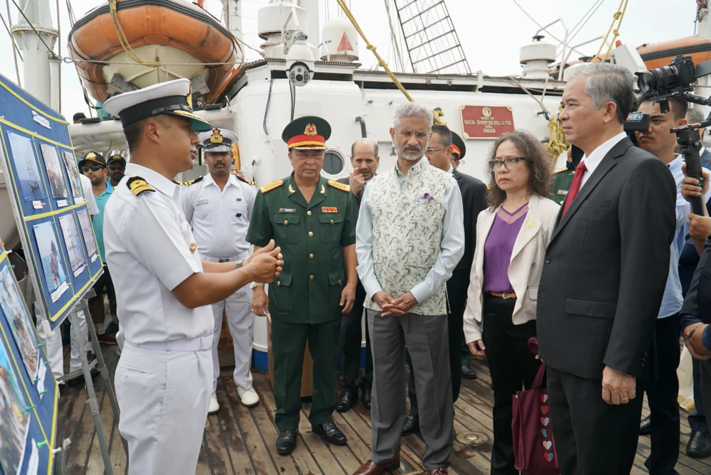 Tàu huấn luyện Hải quân Ấn Độ Sudarshini.