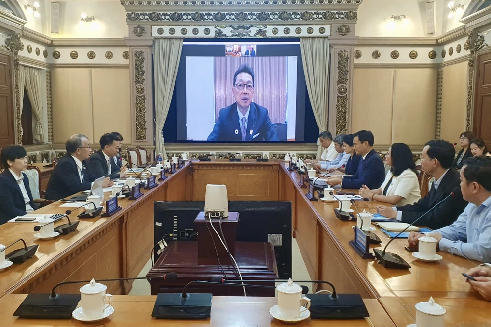 đối thoại chính sách cấp thị trưởng về phát triển TP phát thải carbon thấp.