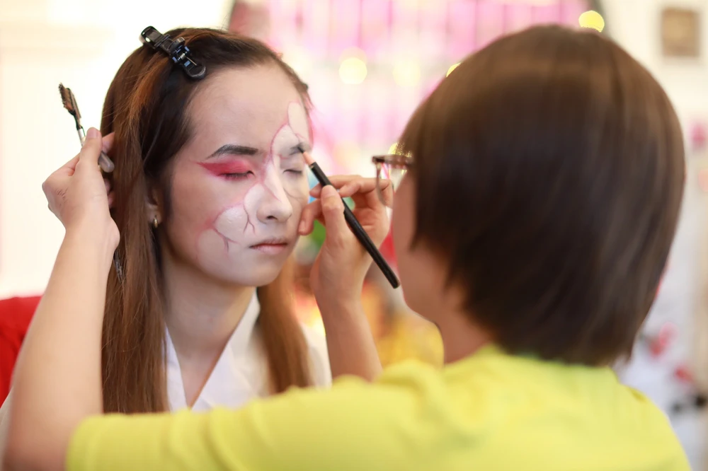 nghề hóa trang dịp Halloween.