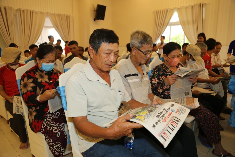 Cùng ngư dân thắp sáng đèn trên biển