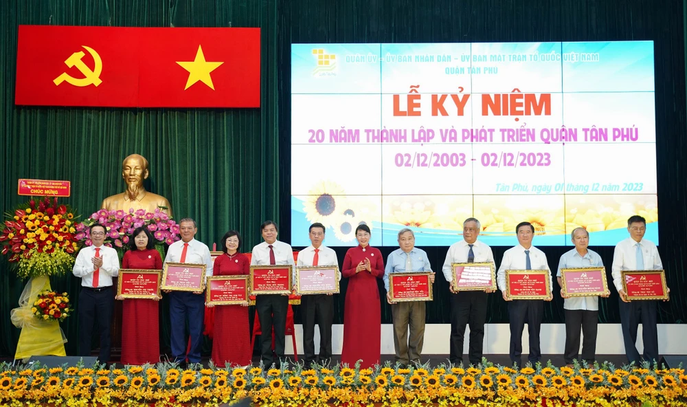 ky-niem-20-nam-thanh-lap-va-phat-trien-quan-tan-phu-2.jpg