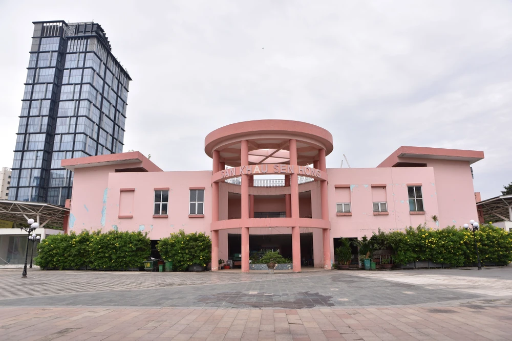 sân khấu Sen Hồng