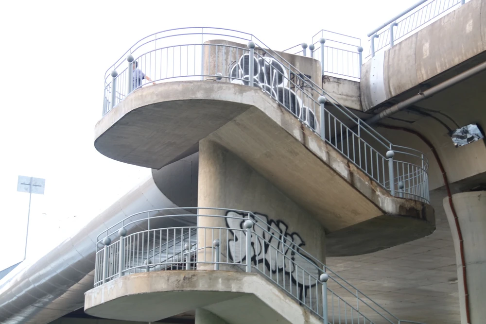 vẽ bậy ở cầu Ba Son.