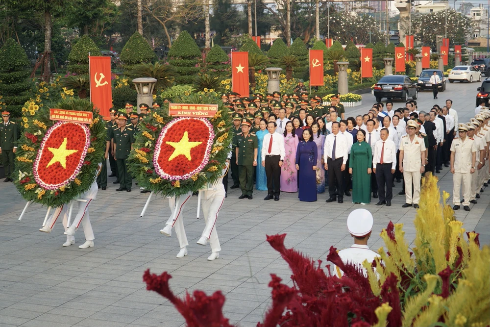 dâng hương tưởng niệm anh hùng liệt sĩ