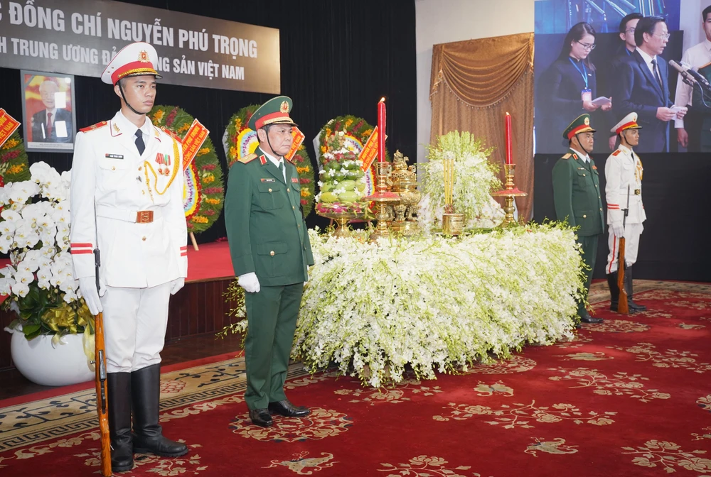 Người dân TP.HCM khóc nức nở tiễn Tổng Bí thư: Giờ phút này, bác đã rời xa thật rồi!