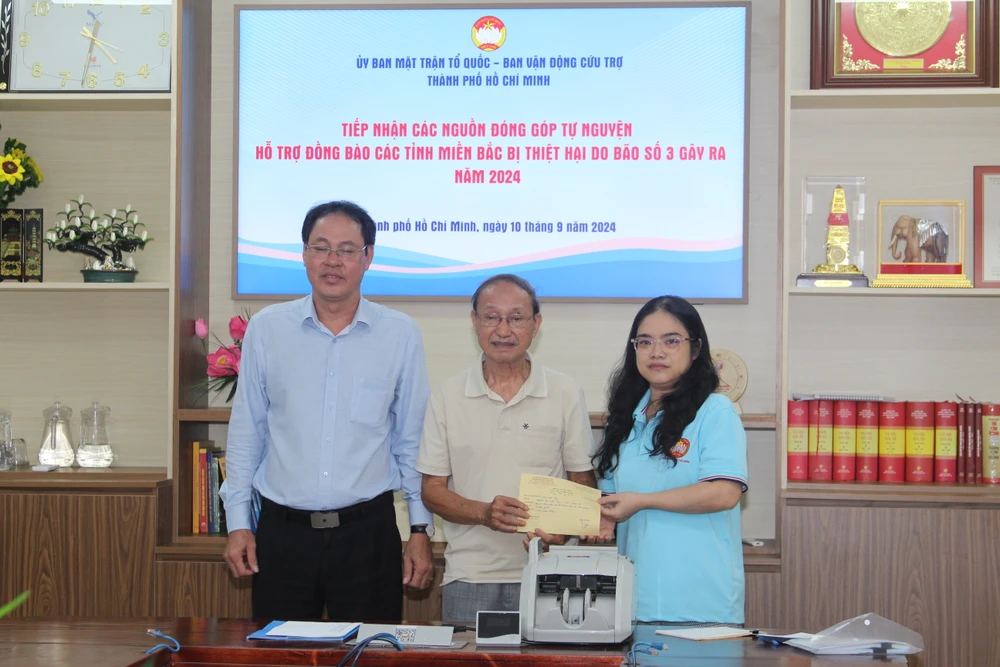 ho-tro-dong-bao-vung-lu-5.JPG hỗ trợ đồng bào vùng bão lũ