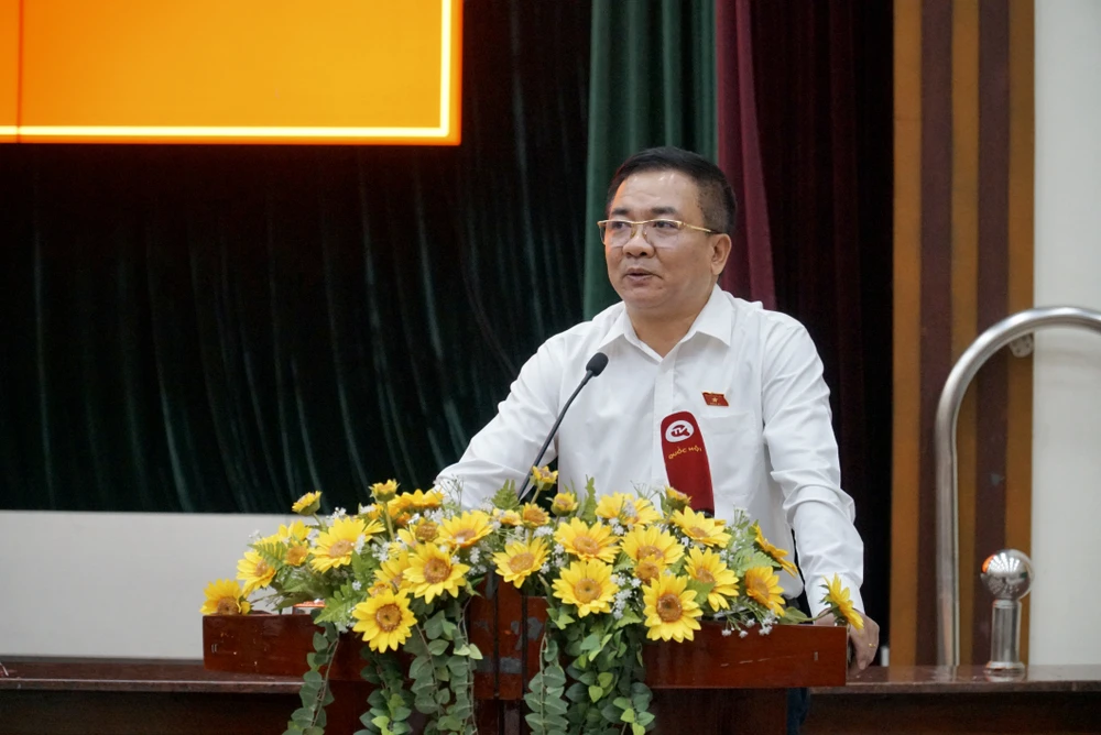 nguyen-minh-duc-4.JPG Trung tướng Nguyễn Minh Đức trả lời cử tri. Ảnh: BẢO PHƯƠNG