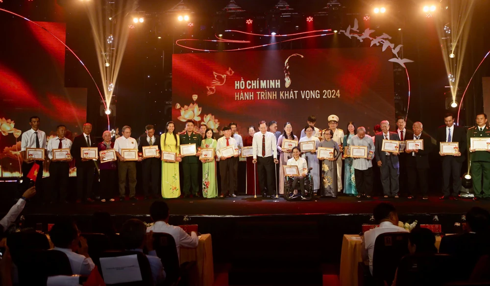 phong-cach-ho-chi-minh-10.jpg phong cách Hồ Chí Minh