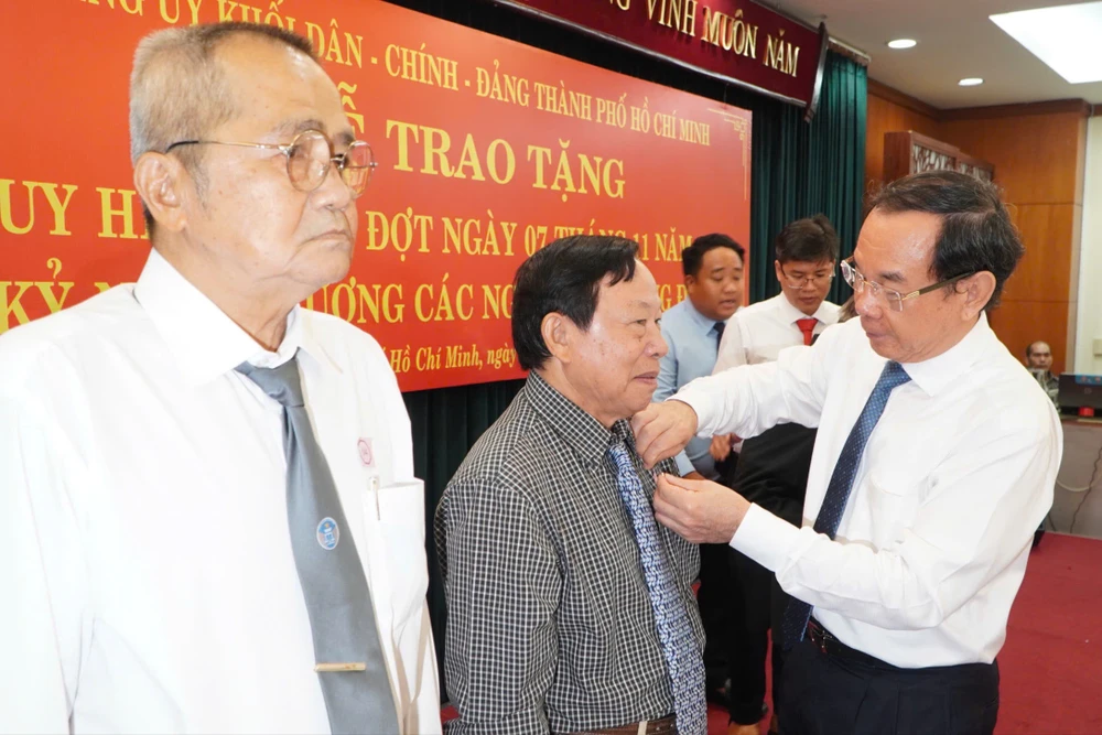 huy-hieu-dang-1.jpg Bí thư Nguyễn Văn Nên trao Huy hiệu Đảng dịp 7-11. Ảnh: B.PHƯƠNG