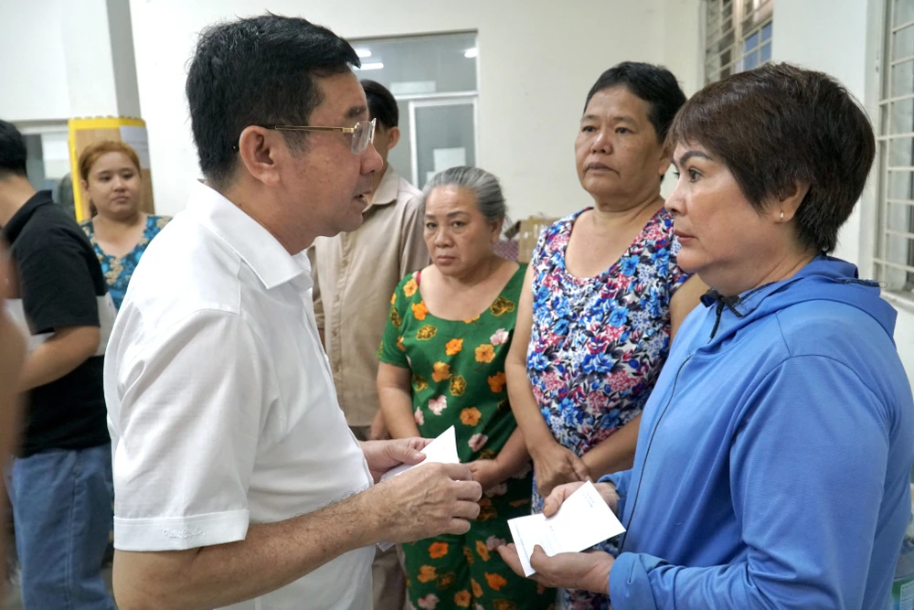 Ông Dương Ngọc Hải thăm các gia đình vụ cháy hẻm 42 Trần Đình Xu, quận 1