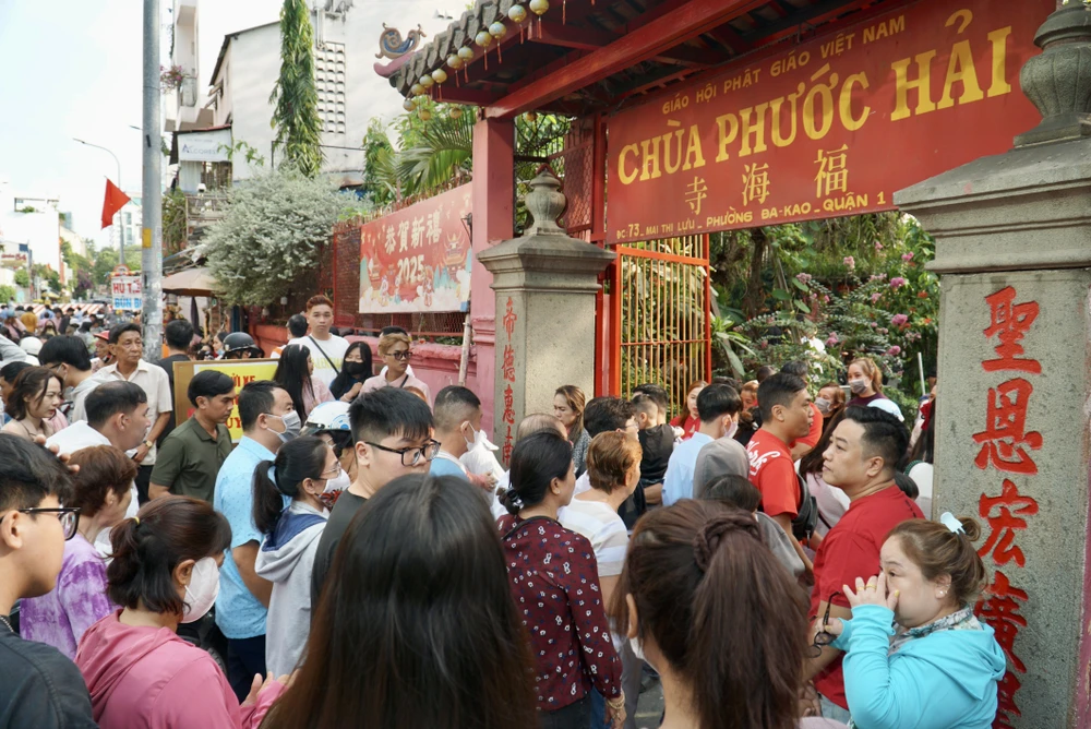 di-chua-ngay-dau-nam-6.JPG Người dân TP.HCM nô nức đi chùa ngày đầu năm