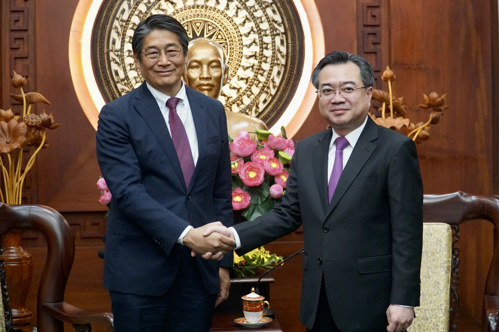 dai-su-ito-naoki-1.JPG Phó Bí thư Thường trực Thành uỷ TP.HCM Nguyễn Thanh Nghị chào Đại sứ Ito Naoki. Ảnh: BẢO PHƯƠNG