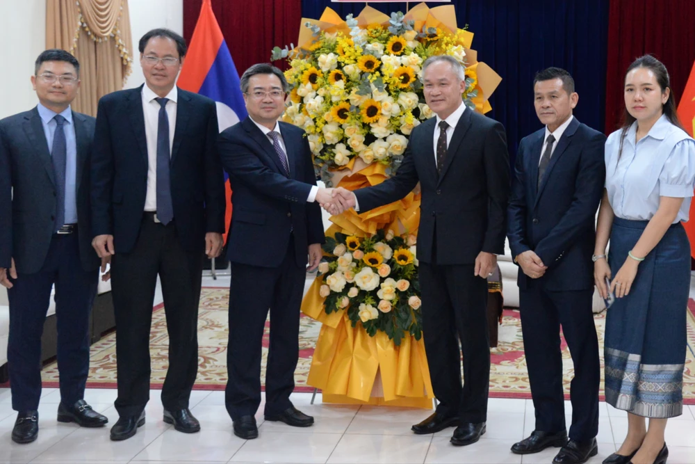 70-nam-ngay-thanh-lap-dang-nhan-dan-cach-mang-lao-5.JPG Phó Bí thư Thường trực Thành ủy TP.HCM Nguyễn Thanh Nghị chúc mừng Tổng Lãnh sự quán Lào tại TP.HCM nhân kỷ niệm 70 năm Ngày thành lập Đảng Nhân dân Cách mạng Lào