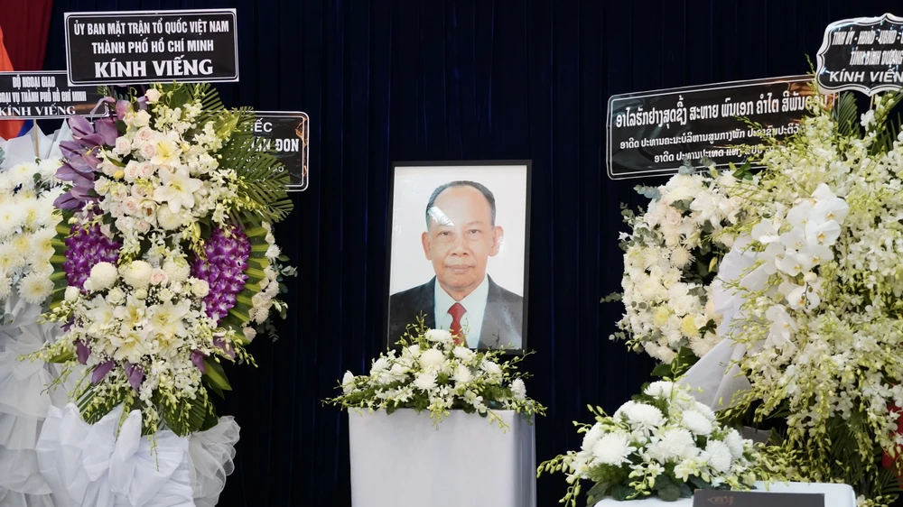 Lãnh đạo TP.HCM đến viếng, ghi sổ tang Đại tướng Khamtay Siphandone, nguyên Chủ tịch nước Lào