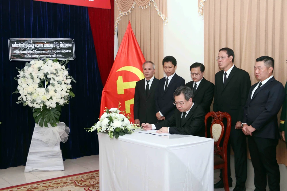 dai-tuong-Khamtay-Siphandone-2.jpg Lãnh đạo TP.HCM đến viếng, ghi sổ tang Đại tướng Khamtay Siphandone