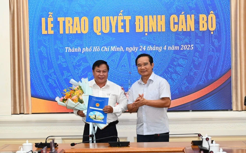 Chủ tịch TP.HCM trao quyết định nghỉ hưu trước tuổi theo nguyện vọng cho 7 cán bộ nghi-huu-truoc-tuoi-theo-nguyen-vong-2.jpg