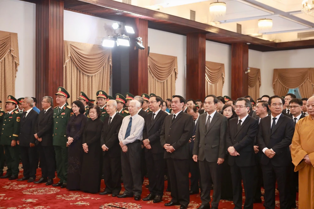 Hàng ngàn người đến viếng nguyên Chủ tịch nước Trần Đức Lương tại Hội trường Thống Nhất nguyen-chu-tich-nuoc-tran-duc-luong-3.jpg