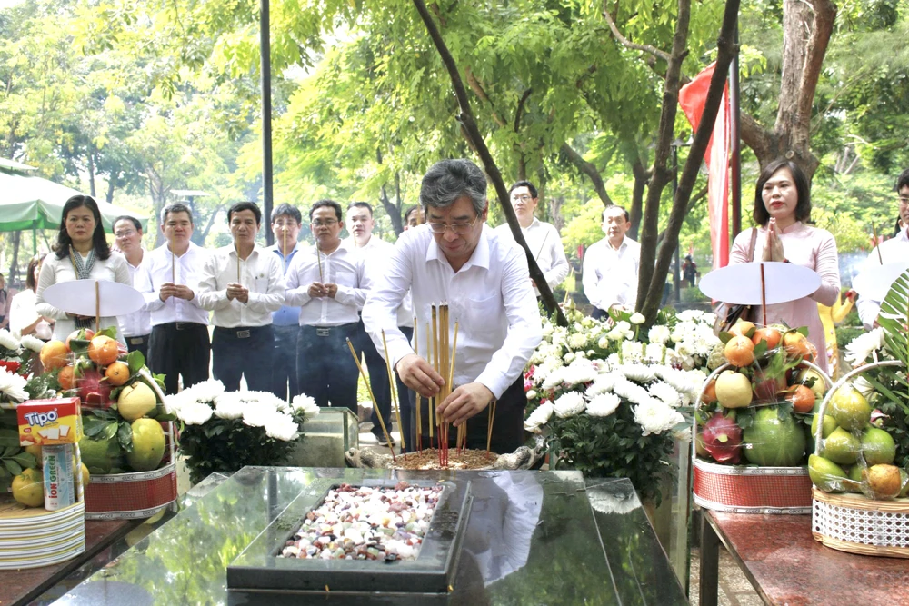 dac-khu-con-dao-1.jpg Đoàn lãnh đạo TP.HCM dâng hương tưởng niệm anh hùng liệt sĩ tại đặc khu Côn Đảo