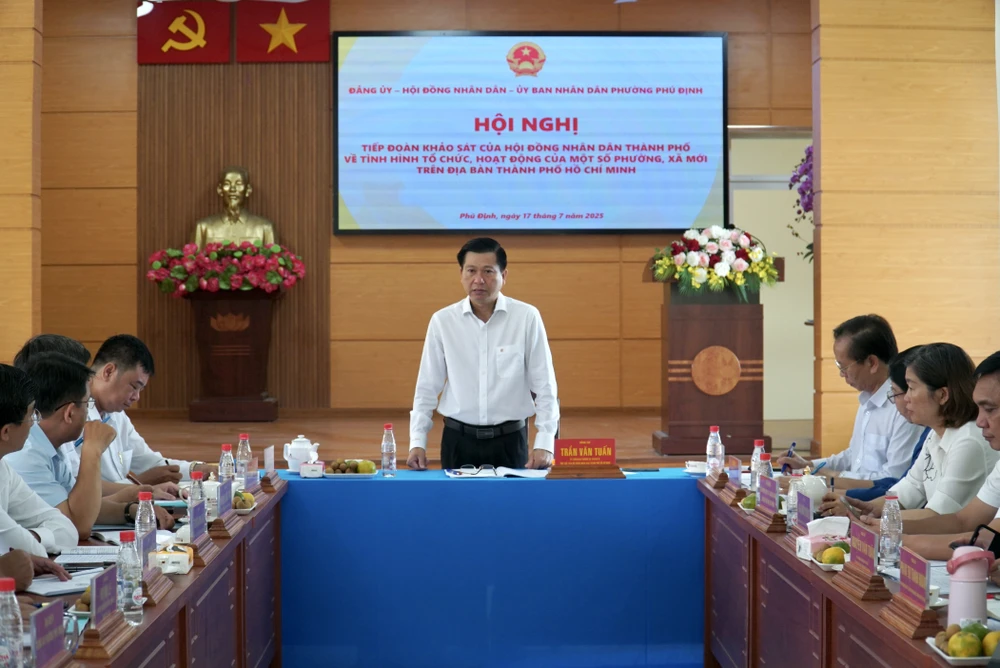 pho-chu-tich-hdnd-tp-1.JPG Phó Chủ tịch HĐND TP.HCM làm việc với phường Phú Định, Chợ Quán về hoạt động sau 1-7