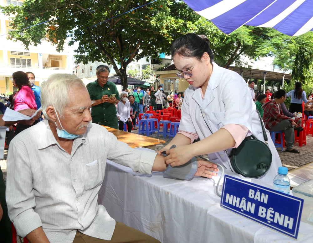 phuong-phu-dinh-2.jpg Một ngày nghĩa tình, sẻ chia của người dân phường Phú Định, TP.HCM