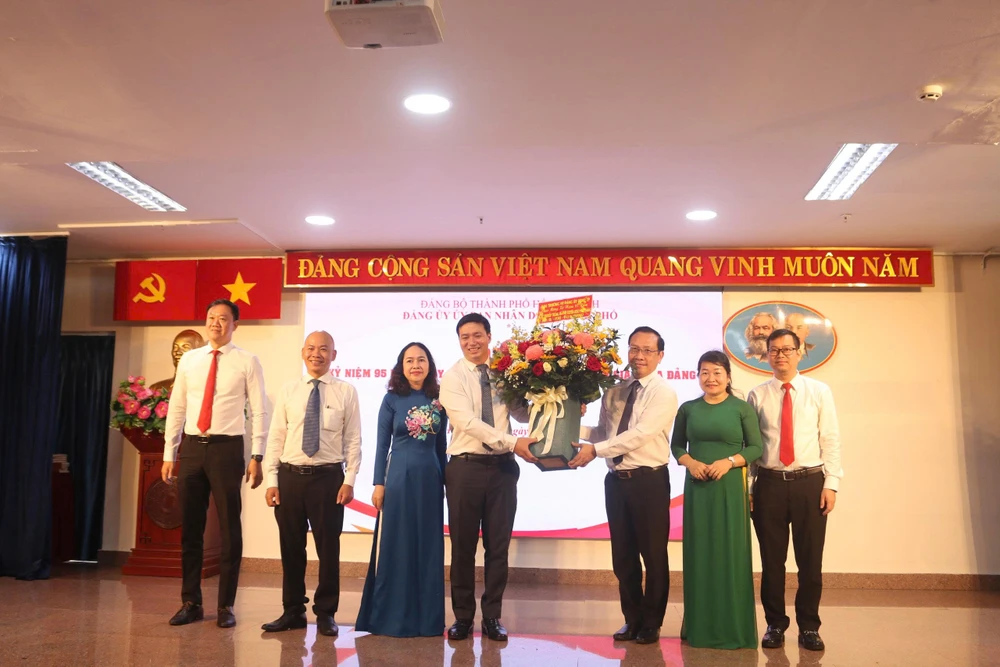 dang-uy-ubnd-tp-1.jpg Đảng ủy UBND TP.HCM họp mặt kỷ niệm 95 năm ngành Tuyên giáo của Đảng