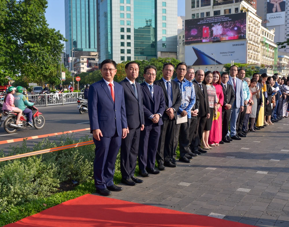 le-thuong-co-1.jpg Lãnh đạo TP.HCM dự lễ thượng cờ, cà phê và ăn sáng với Tổng Lãnh sự các nước ASEAN