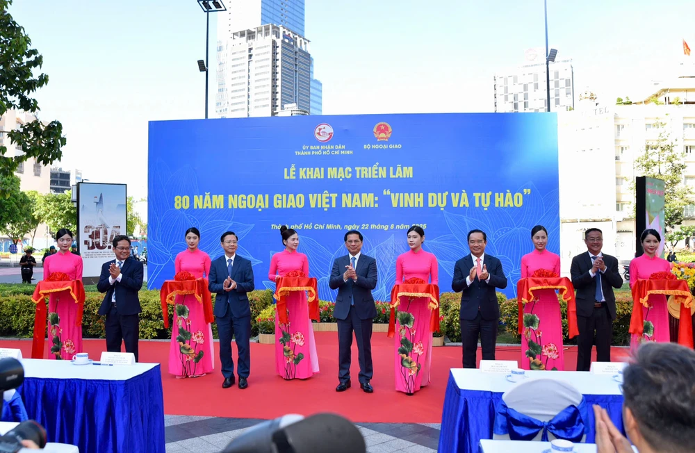 Lãnh đạo Trung ương và TP.HCM cắt băng khai mạc triển lãm ảnh. Ảnh: TRẦN LINH