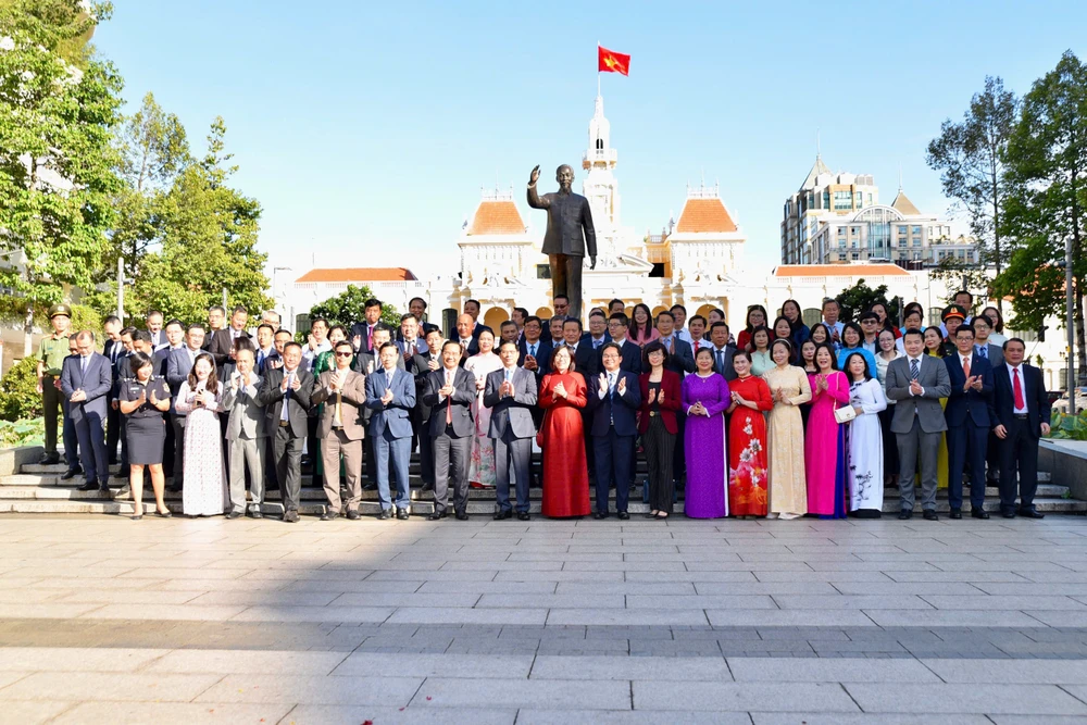 Đoàn dâng hoa Chủ tịch Hồ Chí Minh tại công viên tượng đài Chủ tịch Hồ Chí Minh (TP.HCM). Ảnh: TRẦN LINH