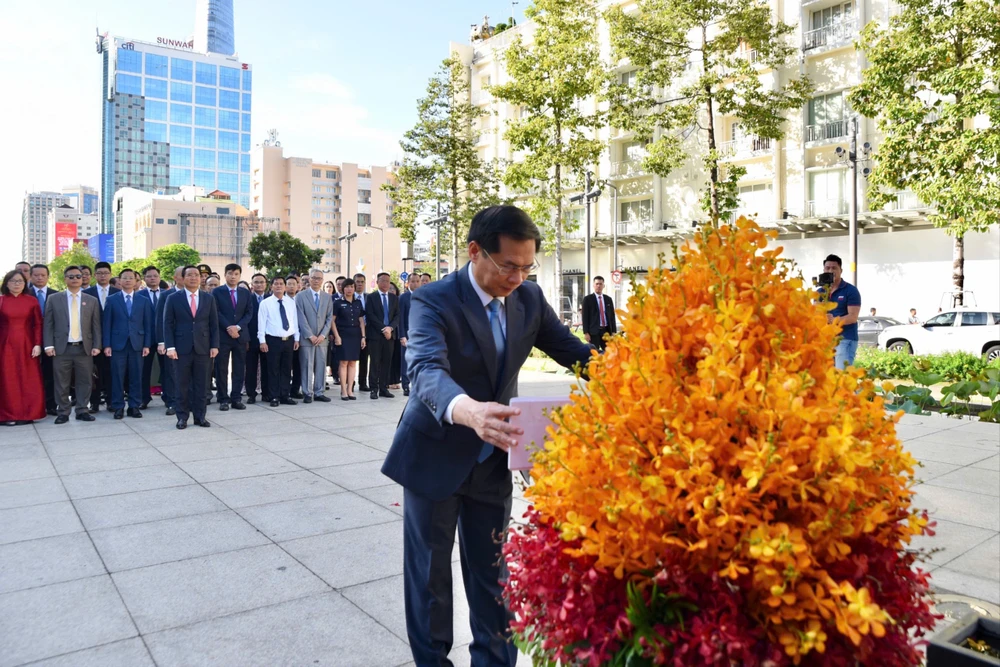 Đoàn dâng hoa Chủ tịch Hồ Chí Minh tại công viên tượng đài Chủ tịch Hồ Chí Minh (TP.HCM). Ảnh: TRẦN LINH