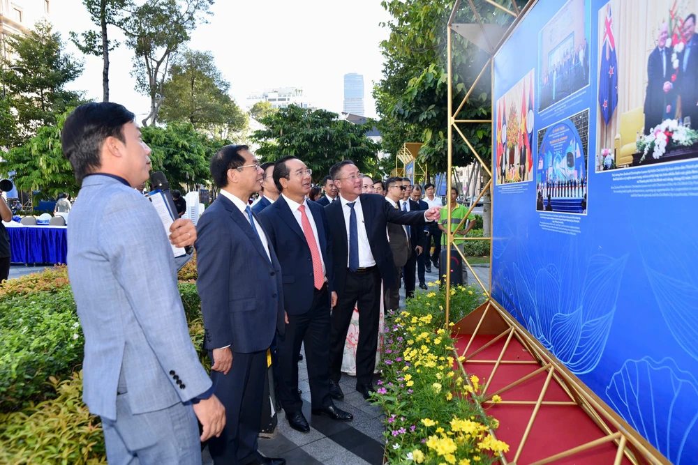 Triển lãm ảnh “80 năm Ngoại giao Việt Nam: Vinh dự và Tự hào” đã giới thiệu tới công chúng những bức ảnh ghi lại những dấu mốc lịch sử, thành tựu tiêu biểu của ngành Ngoại giao. Ảnh: TRẦN LINH