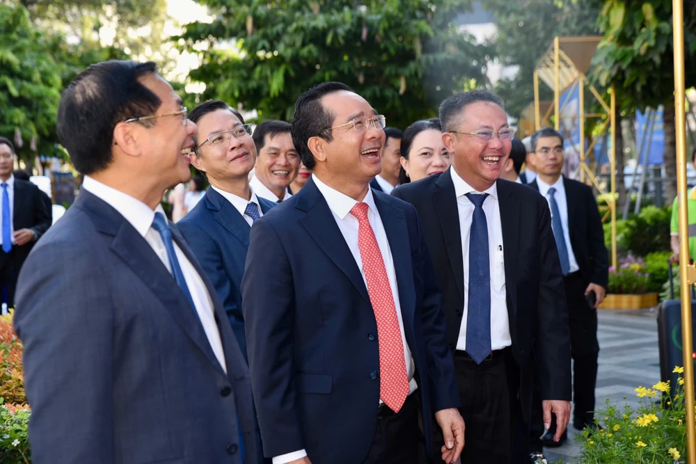 Các đại biểu tham quan triển lãm. Ảnh: TRẦN LINH