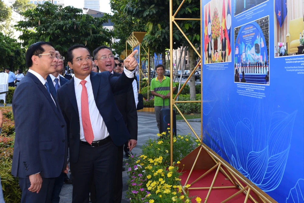 Triển lãm ảnh “80 năm Ngoại giao Việt Nam: Vinh dự và Tự hào” đã giới thiệu tới công chúng những bức ảnh ghi lại những dấu mốc lịch sử, thành tựu tiêu biểu của ngành Ngoại giao. Ảnh: TRẦN LINH