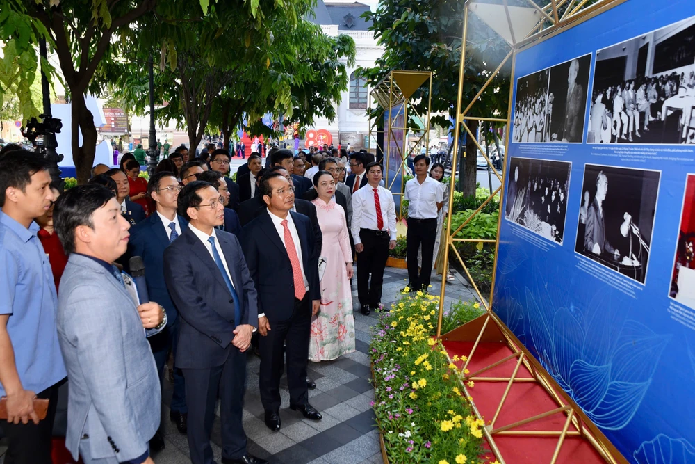 Triển lãm ảnh “80 năm Ngoại giao Việt Nam: Vinh dự và Tự hào” đã giới thiệu tới công chúng những bức ảnh ghi lại những dấu mốc lịch sử, thành tựu tiêu biểu của ngành Ngoại giao. Ảnh: TRẦN LINH