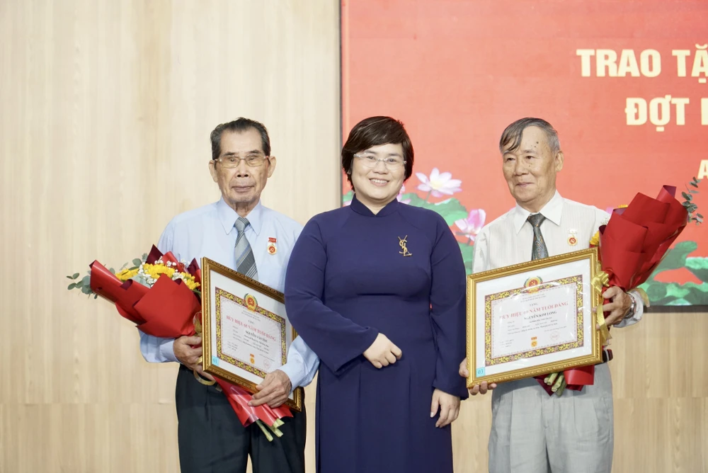 Phường An Đông, TP.HCM trao huy hiệu cho 47 đảng viên cao tuổi đảng phuong-an-dong-3.JPG