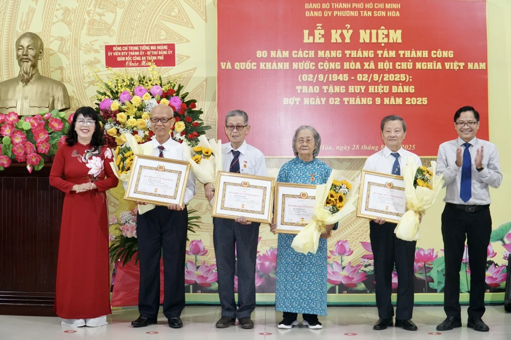 Lãnh đạo phường Tân Sơn Hoà trao Huy hiệu Đảng cho các đảng viên cao tuổi. Ảnh: BẢO PHƯƠNG